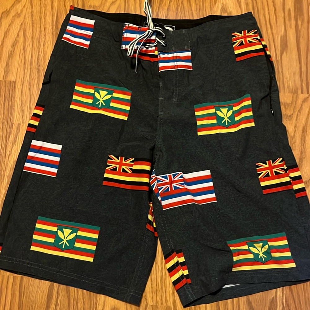 Wailoa Board Shorts mens 30 gray with flags zippered side pockets